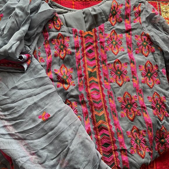 3 piece salwar kameez set in gray with vibrant embroidery - Picture 3 of 16